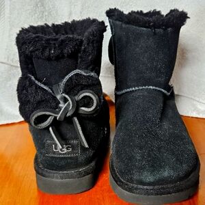 UGG Classic Bailey Double Bow Mini Black Suede Fur Boots Size 7